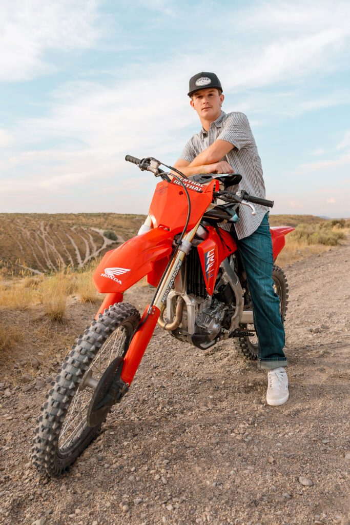 What to wear senior photos cap and gown Pocatello Idaho